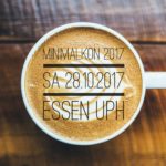 1 Tasse Cappuccino von oben fotografiert mit Text: Minimalkon 2017, Sa., 28.10.2017, Essen UPH