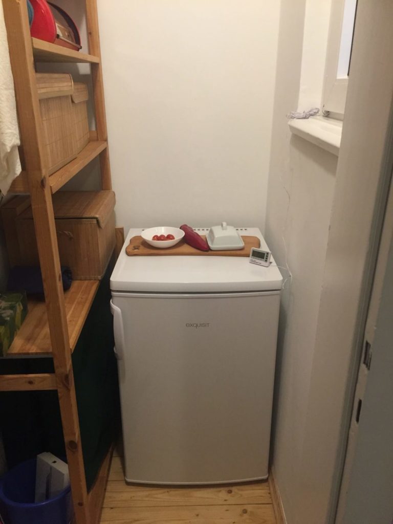 Ein Kühlschrank in einer kleinen Abstellkammer