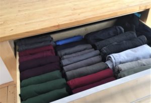Schublade mit T-Shirts, Langarm-Shirts und Hosen