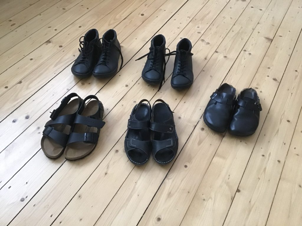 5 Paar Schuhe auf dem Fußboden