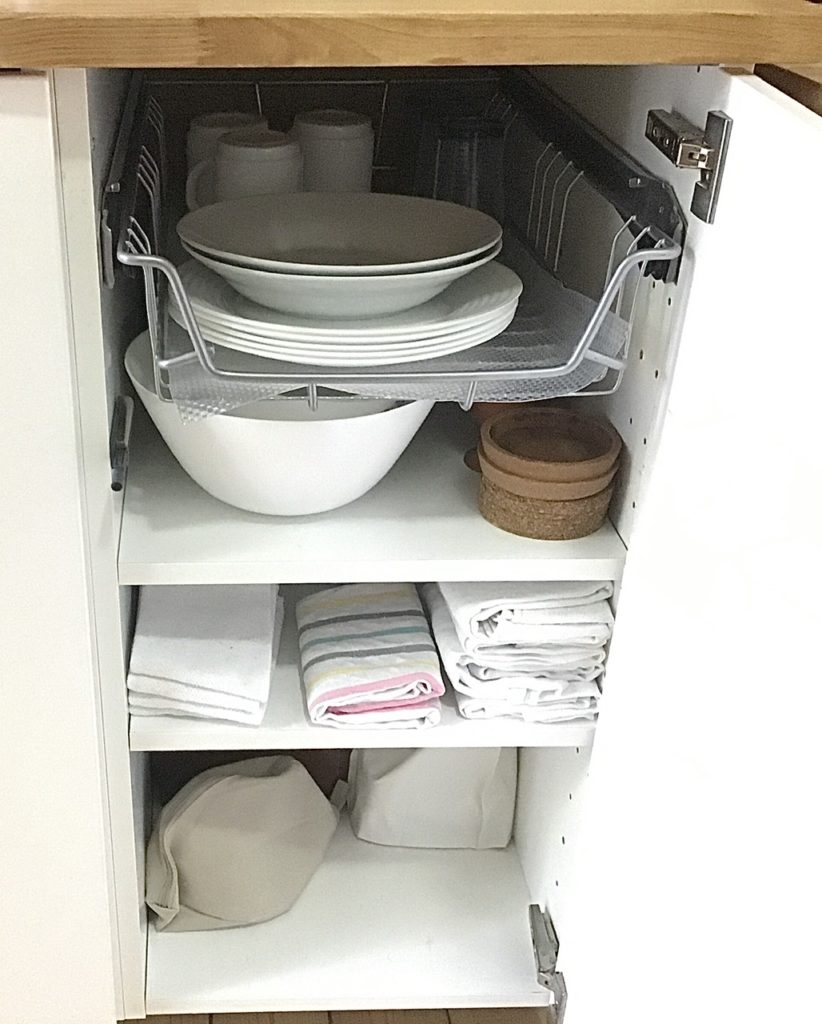 Küchenschrank mit Geschirr, Schüsseln, Geschirrhandtüchern,