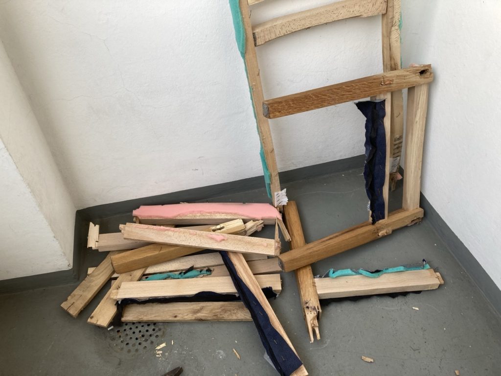Die auseinander genommenen Einzelteile eines Stuhls