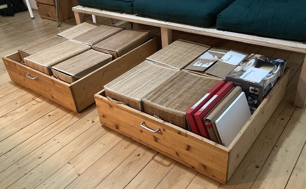Zwei Sofaschubladen mit jeweils mehreren Kisten