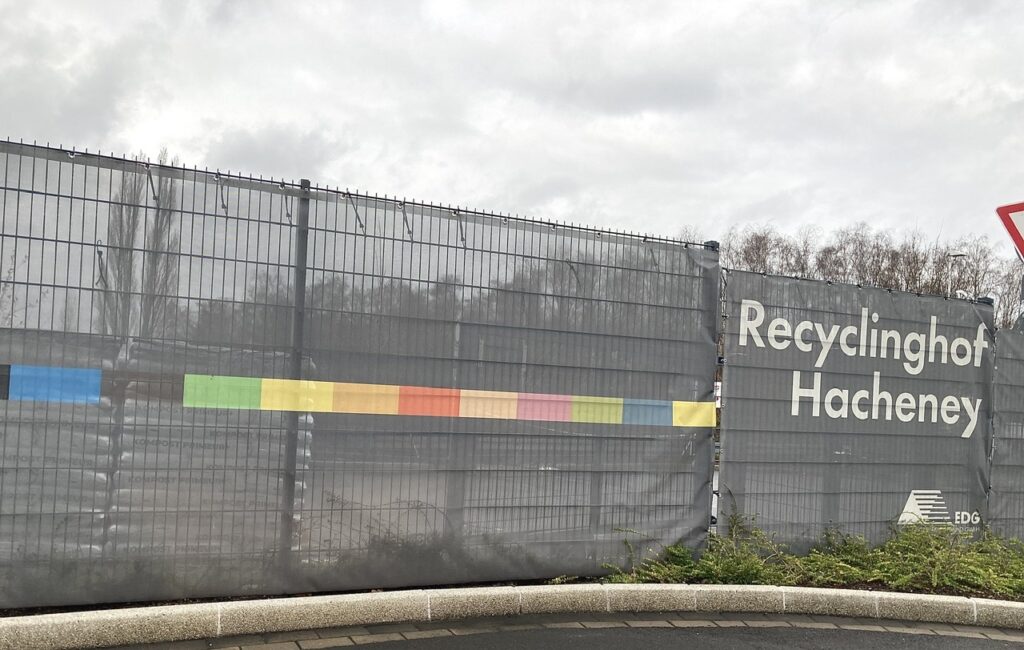 Zaun mit Aufschrift „Recyclinghof Hacheney“