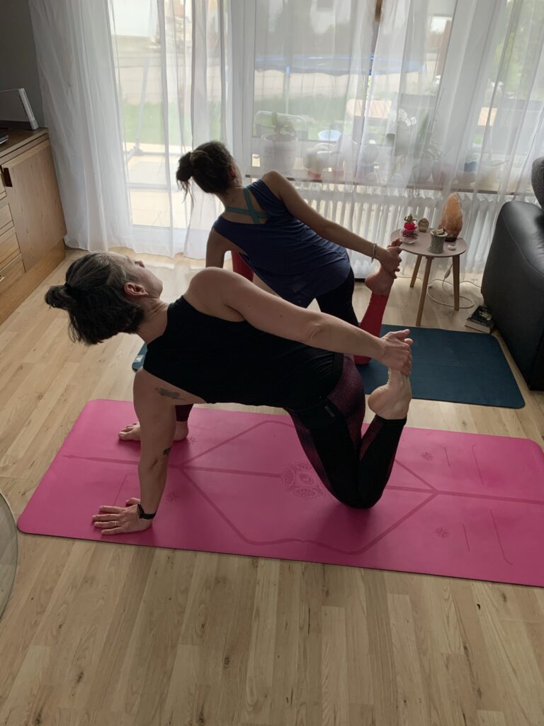 Zwei Frauen bei Yogaübungen