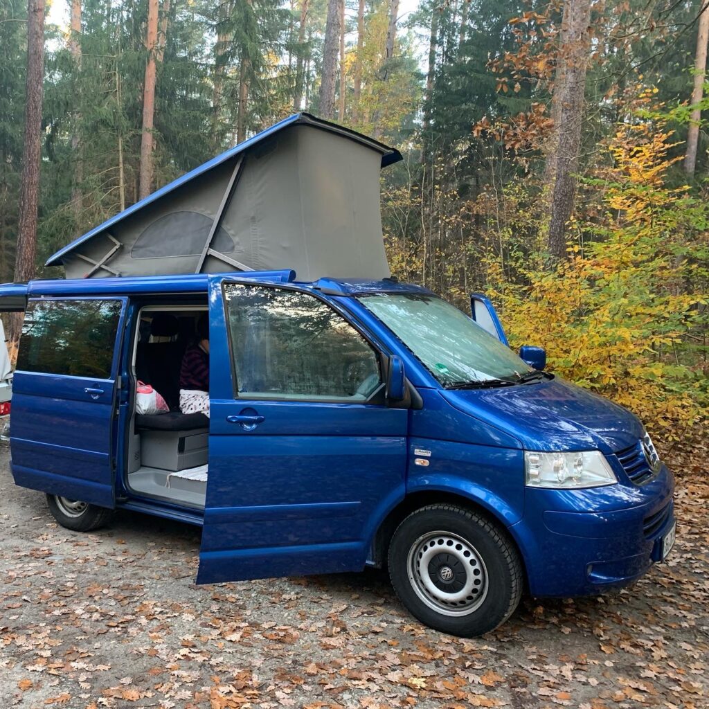 Ein blauer VW Camper