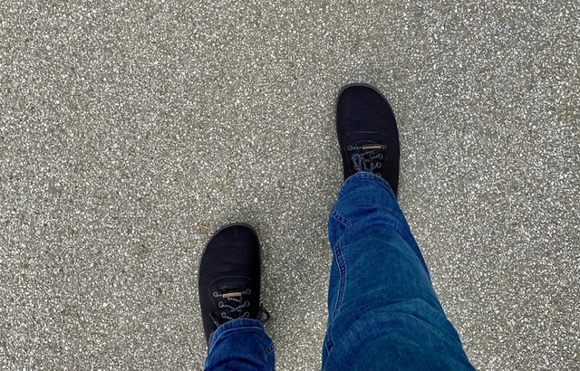 Barfußschuhe und ansatzweise 2 Beine - beim gehen fotografiert