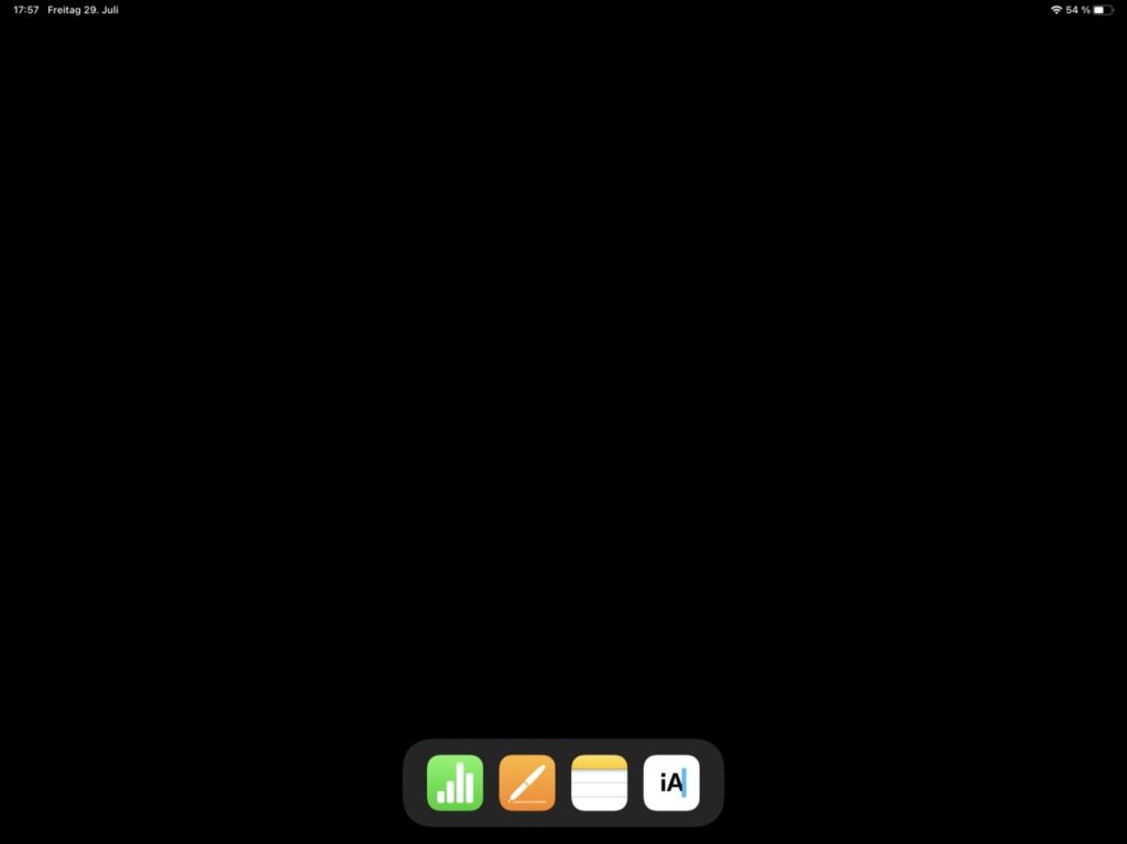 Screenshot des iPad Desktops - schwarzer Hintergrund, unten 4 Apps
