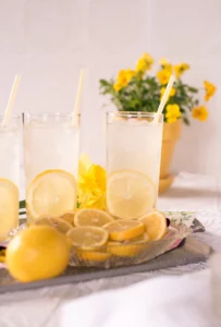 2 Gläser mit Zitronenlimonade